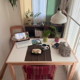 구축 투룸 8.5평 자취방 인테리어 🫧🏡
오랜만에 올려보는 서재방 근황...ᐟ
저는 제 취향에 꼭 맞는 물건들로 이 공간을 채우는데, 
우연히 서재방의 스탠드가 치앙마이에서 정말 좋았던 숙소의 조명과 같다는 사실을 알게 됐어요
늦은 새벽 치앙마이 블로그 다시 읽어보다 발견했던 •• 🤍 
좋아하는 노래를 틀어두고, 
좋아하는 음식을 먹고, 
좋아하는 식물을 키우고, 
좋아하는 소품들로 꾸며진 나의 공간
그래서 더더욱 애정이 가는 저의 첫 번째 자취방이에요 🏡
#콘수프기록 #맞팔 #자취 #자취방 #자취방인테리어 #자취방꾸미기 #자취생 #자취인테리어 #자취필수템 #구축인테리어 #구축빌라 #투룸 #투룸인테리어 #투룸꾸미기 #투룸침실 #투룸빌라 #투룸자취방 #맞팔환영 #8평 #8평인테리어 #오늘의집 #오늘의우리집 #콘수프기록집  