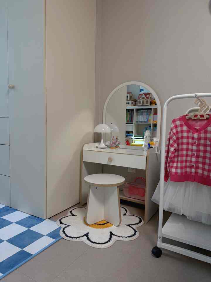 子供部屋に小さな化粧台スペースを作りました🤍

子供が最近鏡を見るのが好きだから  
負担のないサイズで赤ちゃんに飾ってみました。  
ちょうど自分だけの空間ができた感じなのでそんなにもっと愛情がありましたね:)

ホワイトトーンの家具にウッドポイントで暖かさを生かし、  
花模様のラグで可愛さまで加えてみました🌼  
ハンガーまで一緒に置くのでコーディネート遊びも自然につながって  
一人でもよく遊ぶ！

クリーンボックスは子供の手の届く位置にあります。  
自分でまとめる習慣も少しずつできていますよ👀

小さいけど子供にとってはかなり大きな幸せ空間✨  
同様に飾る方に参考になってほしい！

＃子供部屋インテリア＃幼児部屋＃子供部屋飾り＃今日の家 
＃家の装飾＃キッズルーム＃ベビールーム＃子供の家具＃化粧台 
＃幼児化粧台＃セルフインテリア＃ホワイトインテリア＃ウッドインテリア＃感性インテリア＃キッズインテリア