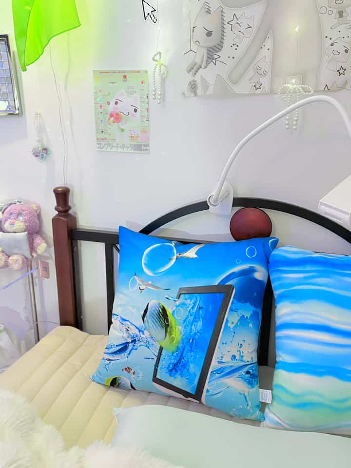 ＃コンスープ記録集＃今日の私たちの家 

🫧frutiger aero room🫧

家のあちこちに清涼なフルーティガー小物があります！
小さな壁棚を活用して小道具を配置することもあります。

#夏のインテリア