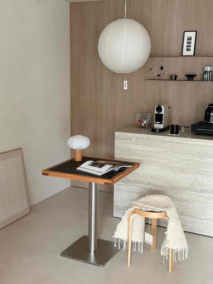 #春ワーム

私の家にも春が来ました！ 

ビビッドやパステルカラーなしで
春春-とワームワーム-に飾ってみました！ 

ウッドトーンと無彩色のラバーです。 
ダークブラックとステンドルの間で 
春の気持ちをどうやって出すのか心配です。 

アイボリーの小物を活用して華やかに飾ってみました。どうですか？私の家にも春が来たと思いますか？ 

＃春のお祝い＃春が来た春＃春のインテリア＃カフェインテリア＃ホームカフェ＃ホームカフェゾーン＃ホームカフェテーブル＃キッチン＃キッチンインテリア＃キッチン装飾＃キッチン用品＃リビングテーブル＃リビング装飾＃アイボリーインテリア 