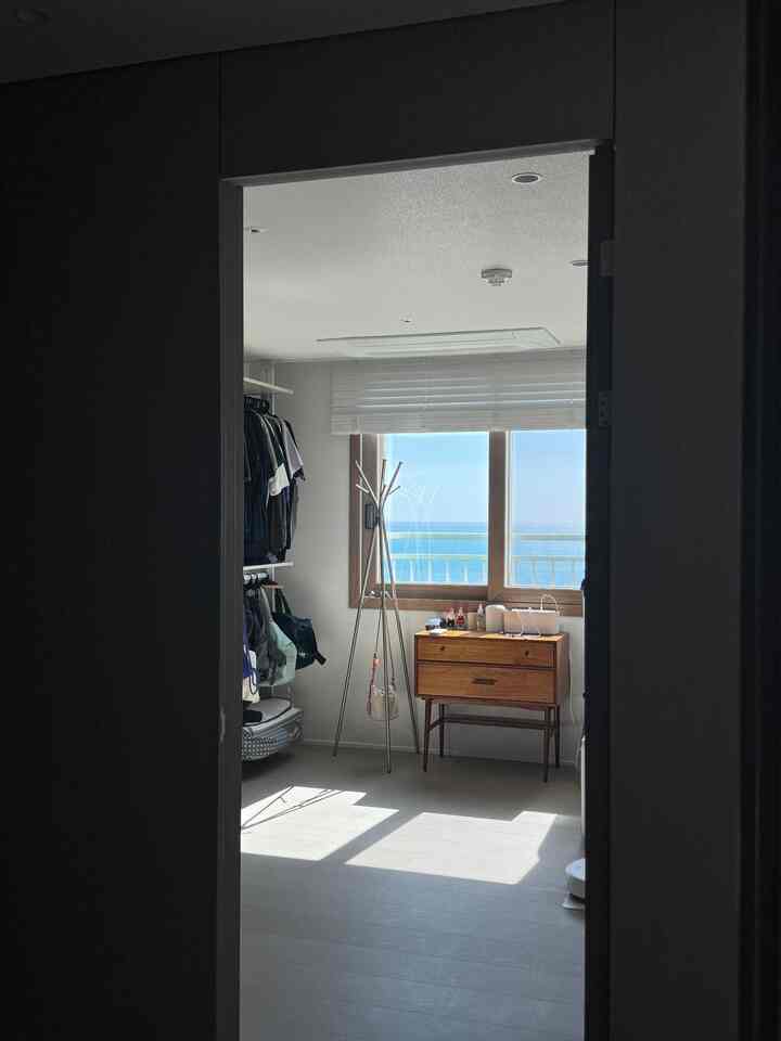 #コンスープ

まだ完全に整理されていないドレスルームですが、今日は日当たりが良いので、写真として残した私の家のドレスルーム🏠

実はドレスルームに追加された赤ちゃんの服を歩きながら写真として残したかったです👶🏻🫧

🏷️dress room 
34坪のアパートの3つの部屋のうち、最も小さい中間部屋をドレスルームとして選びました。
ではなく、小さな部屋でも十分そうだったし、最高の部屋は赤ちゃんに譲歩することでした。 

 ドレスルームにはシステムすすぎを片面だけ製作して設置しました。
ドレスルームを別に作ったのは上手い選択だと思います。



＃今日の家＃今日の私たちの家＃家の装飾＃ベッドルームのインテリア＃グレージインテリア＃インショースタイル＃ドレスルームインテリア＃ドレスルームハンガー 
