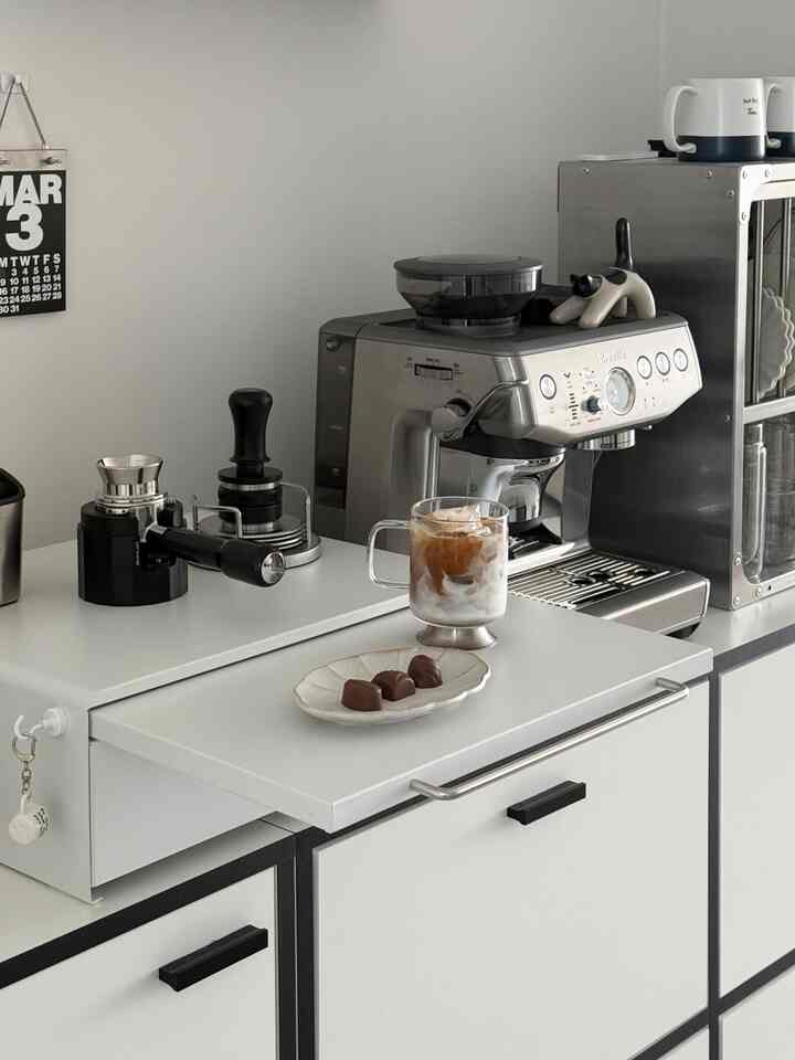 いつも収納が足りないホームカフェに
下部収納はもちろん、隠し棚まであり
スペース活用もとても良い  
棚置き台スライド収納箱を聞きました🤍

30kgまで上げることができ、どんなキッチン機器も持ち上げることができます。
8kg荷重まで耐える隠し棚も便利です。 
簡単なデザートを上げてティータイムを持つ
キッチン機器の補助役に本当にいいです。 

スライド収納スペースも広くて 
磁石の仕切りを自由に配置できて楽です。
私は小さな皿とデザートカトリー、ショットカップ、コースターなど
入れてみましたが、収納スペースがたくさんあり、心強かったです。

きれいで活用も良く収納もできるキッチン収納箱 
お探しならおすすめですよ😊

＃かわいいテム最高です＃コンスープ記録集 
＃ホームカフェ＃ホームカフェインテリア＃ホームカフェゾーン＃ホームカフェ小物 
＃ホームカフェを飾る＃ホームカフェゾーンを飾る＃ホームカフェを収納
#ホームカフェ収納 #鉄テリア #鉄製収納箱 #鉄製収納場 
＃キッチン収納＃キッチン収納場＃キッチン収納スペース＃キッチン収納ボックス 
＃コーヒーマシン＃ブレビル＃ブレビル876＃キッチンラック＃キッチンレック
＃ウォールシェルフ＃ウォールシェルフ飾り＃ウォールシェルフインテリア＃鉄製引き出し 
＃アルテミデテティ＃壁の照明＃デザートカートリッジ 
