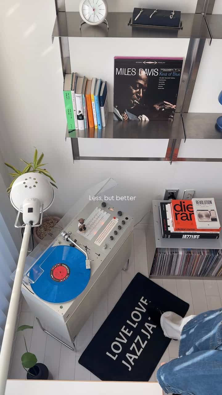 Archive Date: 2026. 04. 04 sat 
6年前からドリームだったBraun Audio 310。
イースターの前日、私よりも年上の友達がいました🧓🏻👵🏻

個人にホロロク連れてきたのに思ったより手がたくさん行く状態なので結局専門家の助けが必要で、貴人に会うことになりました…。 🥹

デターラムストーンテーブルになると思い浮かぶ@aoriapple_さんのフィードから@aton.archiveオープンニュースを見て何度もお問い合わせを残したので、スピーカー購入兼ターンテーブルの修理と復元まで 
アオリ様に任せることになりました。

スピーカーまで一緒に入るので、もう少し完成した感じ:)
少し不便でも時間がたまったものは 
それだけもっと愛情が行くと思います.. ;)

昔は一人で満足して好きでした。 
最近は愛情を購入したら 
一緒にほっと落ちる人がいます。

#vintage #dieterrams #デターラムスタンテーブル #braunaudio #braunaudio310 #vintageinterior #vintage #ターンテーブル #バイニールコレクション #バイニール #lp #lp 