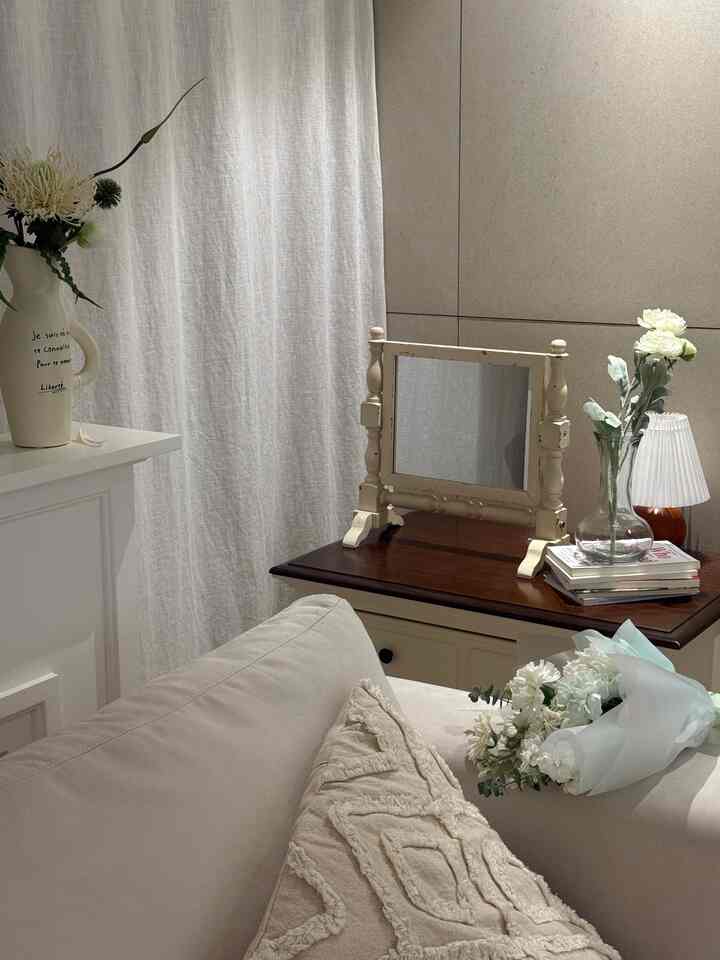 #인테리어노하우 #콘수프기록집 

大切な縁に贈り物を受けた
フランブラサムヴィンテージミラーエイユ🤍 

ズハウスミラージュ家具コンソールの上に置く
とてもよく似合う〜？

鏡一つでヨースペースがユニークになったよ🤍      #조화  #빈티지조명 #화병

