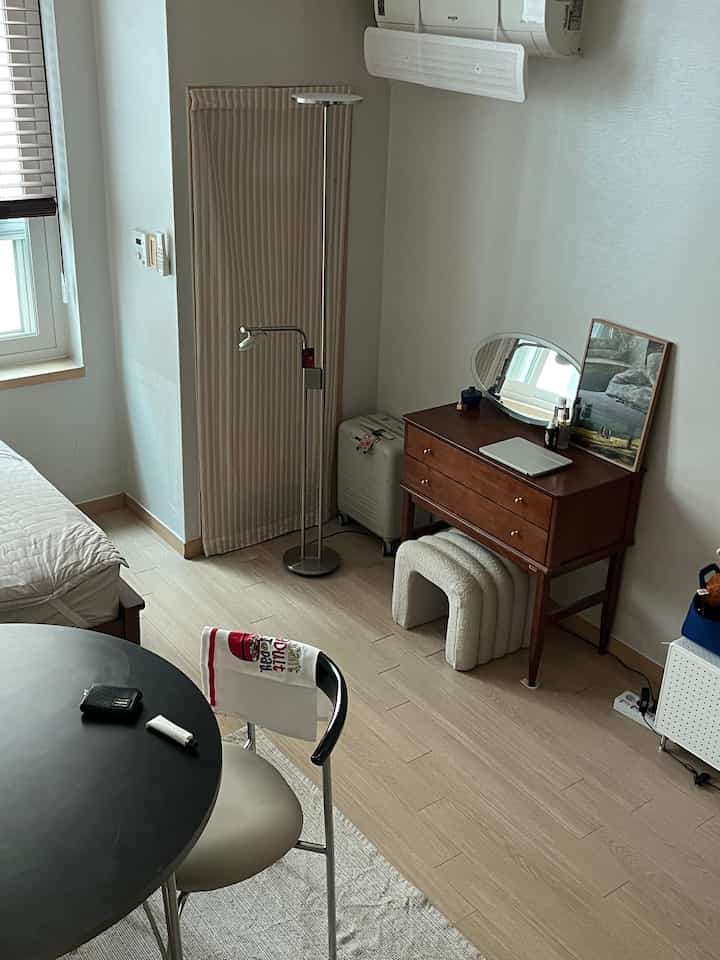 愛する私の空間  #이케아조명 #원목화장대 #오피스텔인테리어 #빈티지인테리어 #원룸꾸미기 #공간분리 