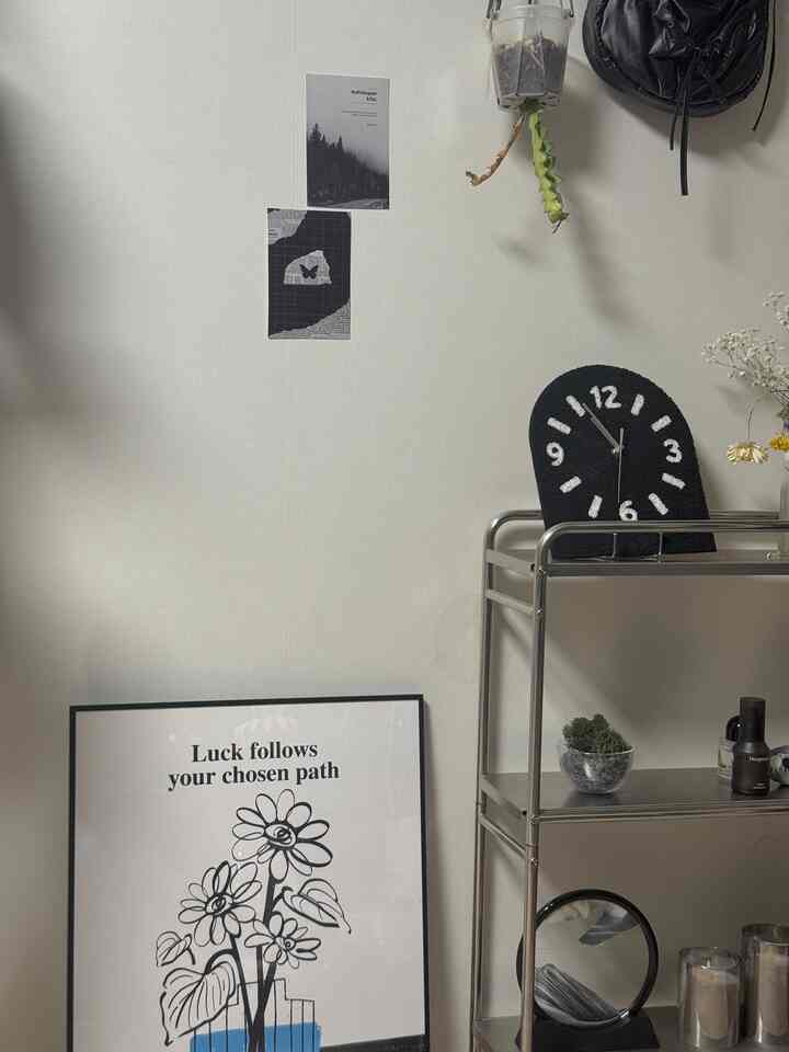 💡入口片側愛情のあるきれいなアイテム！🖤
ブラックインテリアをベースに、装飾品も大体ブラックカラーに合わせて飾っておきます:)
ファブリックブラックウォッチ、砂の装飾品、照明、バッグ、はがきまで〜すべて1つのようにブラックポイントが入っています:)
愛情のある私のかわいいテムです> <

＃コーンスープ記録集