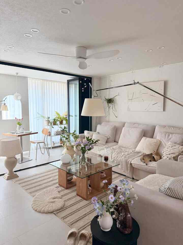 #春ワーム

きれいな花まで追加されます。
春の雰囲気いっぱいのリビングルームです🤍

バラのほんの少しだけを連れて行こうと立ち寄りましたが、
フリージアがたくさん弾いた
サービスでいっぱいになってくれました🤭

暖かい色の生地と植物まで加わります
見るたびに、
春の雰囲気いっぱいのリビングルームです✨

#リビングルームインテリア#食執事 #新婚ハウスインテリア 
