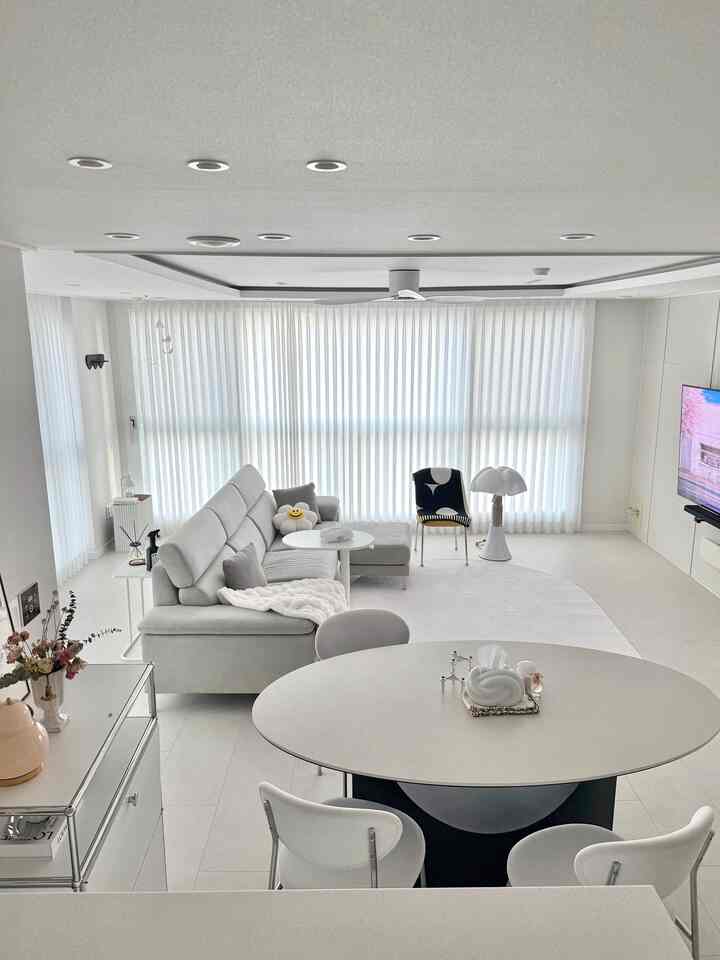 #春ワーム
🌸春ワームムードに変えた私たちの家

家のあちこちに小さな春のポイントを加える方法で飾ってみました。

一番最初に一つは空間ごとに花を置いてくれること。
食卓の上、サイドテーブルのように目によく見えるところに
生花を加えると、家の雰囲気がはるかに明るくなりました。🌷

寝具も軽くて明るいトーンに変えながら
全体的にもっと爽やかな感じがするように合わせてくれて🛏️

何より重要なのは整理。
不要なものを取り除く
全体をきれいに整えてくれるから
同じ空間なのに、はるかに広く整えられた感じがします。

花、生地、整理だけでも
家の雰囲気は十分に季節に合わせて変わるようです。

最近私の家は
軽くて明るく、少し暖かい
春の感じで満たされています🌷✨

＃春のインテリア＃ホワイトインテリア＃新婚旅行のインテリア＃ミニマルなインテリア＃リビングルームのインテリア＃ダイニングルームのインテリア＃テーブルの設定＃ホームスタイリング＃家の飾り#オブジェコレクション #花インテリア 