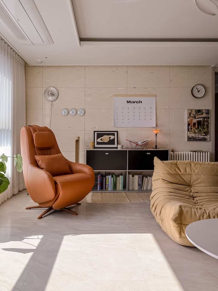 今日も明日も、カンポレスト🤎

新しい学期を始めたら、私は日がもっと忙しく感じますが、これは正しいですか？ 🫠だからか体もずっとチプドンして今日からまた運動を始めました。 2ヶ月休んだら全身があちこち痛いです。家に帰るやいなやカンポレストに座って肩こりなどマッサージからしてくれました。

20分間叩いて揉んでくれるのにどうして涼しかったのか今日は一日を慌てて過ごした感じなので大丈夫ですよㅎㅎ

このようにしばらく休んでいく時間が思ったより大きな休息になるようです。最近はカンポレストのおかげで、新学期の忙しい日常も少しのんびり過ごしています。

＃カサミア＃新世界カサ＃カンポレスト＃リクライニングマッサージチェア＃マッサージチェアおすすめ＃マッサージチェア＃リクライナーマッサージチェア＃リビングインテリア 