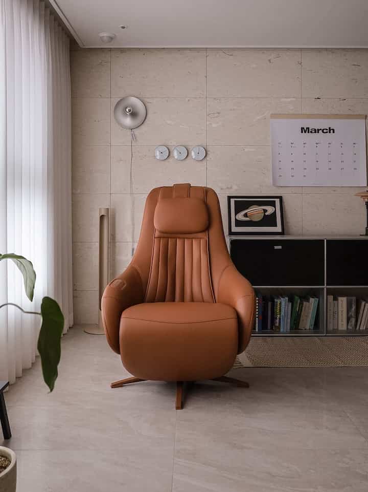 大切な私の時間、カンポレストと共に—

今日の天気は本当に完璧ではありませんか？
暖かい日差しが入ってくるので、外に出るよりも
家でのんびり休みたい日です。

ジプスンらしくリクライニングマッサージチェアに期待して
日差しを浴びながらドラマを見るこの時間
最近一番大事ですㅎㅎ
横になって電話充電まで一度になるのでもっと楽です。

家に知人が遊びに来るたびに
リクライナーデザインがとてもきれいだと一度ずっと座ってみるのですが、マッサージ機能まであると言えばみんな驚きながら体験してみました。

その様子見れば大丈夫だし、
「よく聞いた」と思ってもっと好きです:)

＃新世界カサ＃カサミア＃マッサージチェア＃カンポレスト＃リクライナーマッサージチェア 