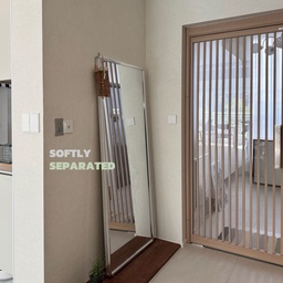 #콘수프기록집 #인테리어노하우
화려함 대신, 따스함.
그래서 선택한 우드결 중문.
공간보다 분위기를 나누는 느낌이 들죠🤎
#중문인테리어 #중문디자인 #전신거울 #우드템
#우드인테리어 #우드선반 #우드중문 #중문시공
#현관인테리어 #현관조명 #현관중문 #현관거울 
#전신거울추천 #현관꾸미기 #샹들리에 #거울장 