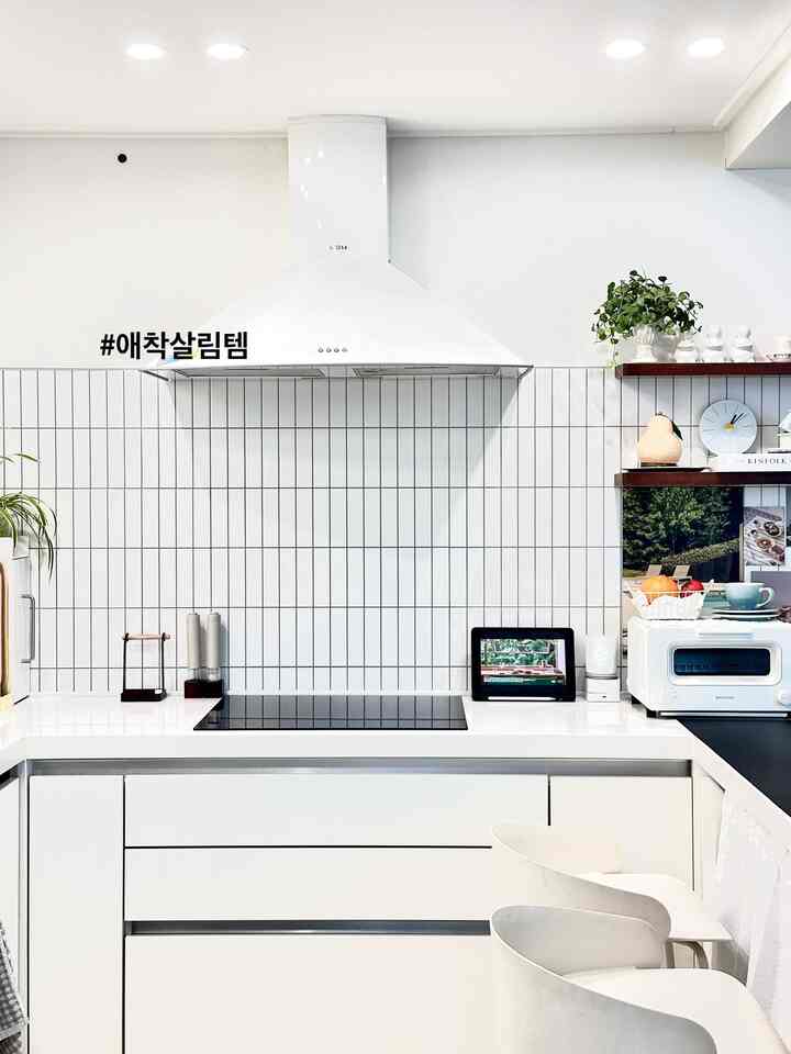 キッチンで一番よく書いてある #愛着サリムテム

調理するときに塩、コショウを別々に取り出して振りかけるのがさりげなく面倒でしたが、レフォント電動グラインダーを使ってからはその過程自体がはるかに簡単になりました。 

ボタンひとつだけ押すと自動的に割れて片手でも使えるので肉焼きしても流れ切らずにすぐにトクトク使える点が本当に楽だったんですよ。

デザインも気に入っていました。 
クリームトンカラーにスリム+ミニマルなデザインだからキッチンどこに置いても自然に似合い、ただ上げておくだけでも今日の家感性🤍

ステーキや焼き料理をするとき、サラダを作るときにすぐ上から着替えれば香りがさらに生き、何か料理する気分までしっかりとした感じなので満足度が高いです。単に楽なものを超えて調理する時間がもう少し楽しくなったでしょう☺️


最初は感性テムに入ったのですが、今はほぼ毎日使う蒸し愛着サリムテムになりました。デザイン、利便性、活用度まですべて満足して電動グラインダーをお探しの方におすすめさせていただきたい🤍

 ＃キッチンテムのおすすめ 