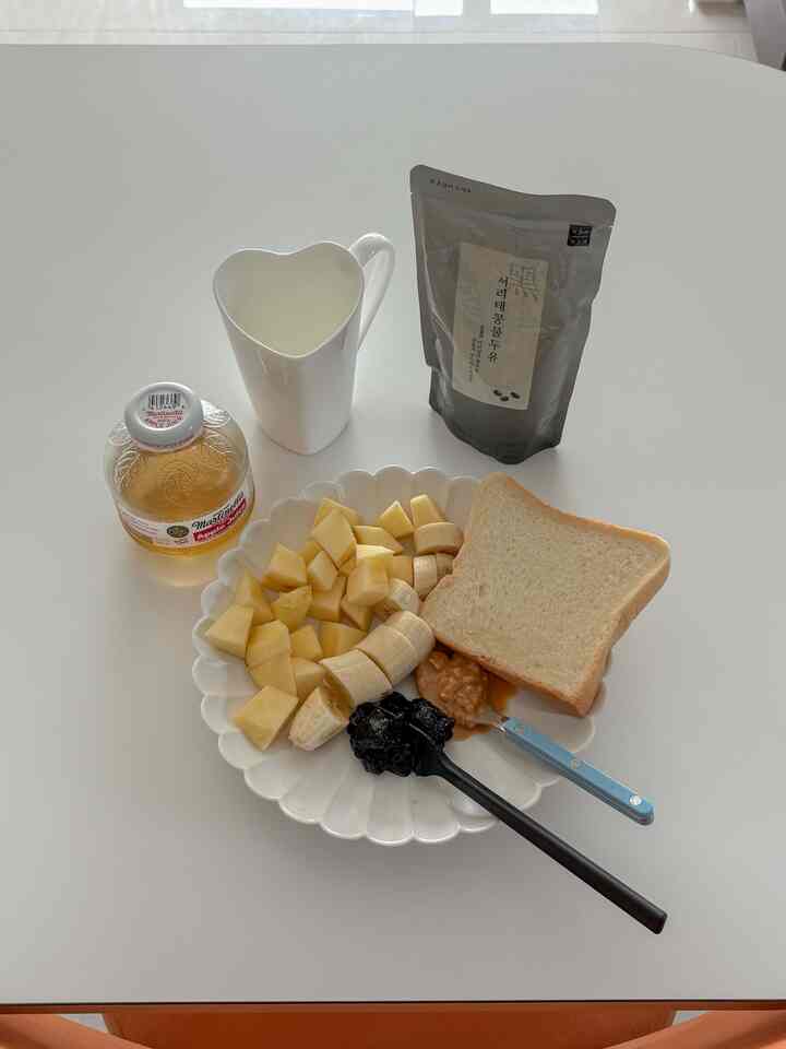 ＃かわいいテム
私が本当の愛情を込める武器器 
ハートマグカップ🎧♪🐰ིྀ.•♡ 

きれいなボウルに朝食をとると気分がずっと良くなります。
パンスンは妊娠中の女性ですが、まともに食べさせようとしています。

今朝もよく食べました 

＃コンスープ記録店＃無磁器＃武器器＃無磁器皿＃ホームカフェ＃ホームカフェインテリア＃マグカップ＃マグカップおすすめ＃コンスープ記録＃朝食メニュー 