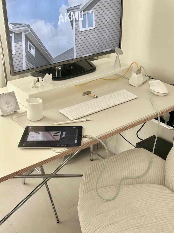 ワンジョニ新機防ギテム発見👀マルチタップが分離になるなんて

携帯電話の充電器を差し込む場所が不十分で充電できなかったデスク
これで作業しながらパッドも充電でき、携帯電話はもちろんキーボード、マウスも充電できるようになったんです。

コンピュータの電源コードは4口マルチタップに差し込み、机の下に見えないように隠しておき、
デスクの上にはusbポートだけをすっきり載せておくと、見た目にも良く、使いやすいデスクスペースが完成しました。

マルチマスターという製品名にふさわしく分離されるusbポート、cタイプケーブルなど1つのソケットで同時に複数の機器を接続することができ、複雑に絡み合った線整理もはるかに簡単になりました✨✨




＃賢明な消費＃コンスープ記録集＃マルチタブ＃usbマルチタブ＃cタイプマルチタブ＃マルチタブ推奨
＃ホームオフィスインテリア 