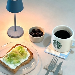 아침부터 오이토스트 만들어본다고 신경써본 아침이에요🥒🧂🍞
만들고 나니 조금 허전한 감이 있지만,
오랜만에 먹어보니 너무 맛있는걸요? 😋
크림치즈 없이 요거트+올리브오일+후추 조합으로도 충분했어요!
오늘도 카페장으로 달려가
호밀식빵 굽고 커피내려서 맛있는 아침으로 시작했어요☕️
요즘 갑자기 자격증 공부하느라 바쁜일상이라,
오집에 집중을 온전히 못하고 있네요🥹
얼른 시험 끝나고 파티(?)하고 싶어요🪄🎈
#콘수프기록집 #오늘의우리집 #우드인테리어 #카페장 #카페장인테리어 #커피캡슐함 #토스트기 #발뮤다토스트 #발뮤다 #네스프레소 #커피머신 #브런치 #스타벅스머그잔 #머그잔 #소스종지 #소스볼 #소스그릇 #미니조명 #투명접시 #투명그릇 #네스프레소버츄오 #버츄오 #맞팔 #맞팔환영 #맞팔해요
