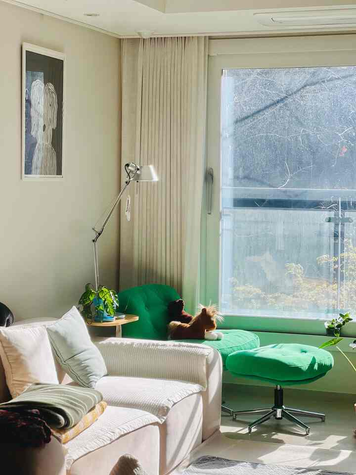 #콘수프기록집

#InteriorKnowHow

A spoonful of green in a normal living room!

As an accent!

.

.

#ftc6thGenerationStory #ftc6기 #콘수프기록

#HomeDecor #인테리어 #홈스타그램 
#HomeStyling #주방인테리어 #아이방인테리어 
#KitchenDecorItems #아이방꾸미기 #집스타그램

#HomeDecor #집 #아이가있는집 #아이가사는집 
#HomeCooking #홈카페 #홈카페존 #홈카페인테리어