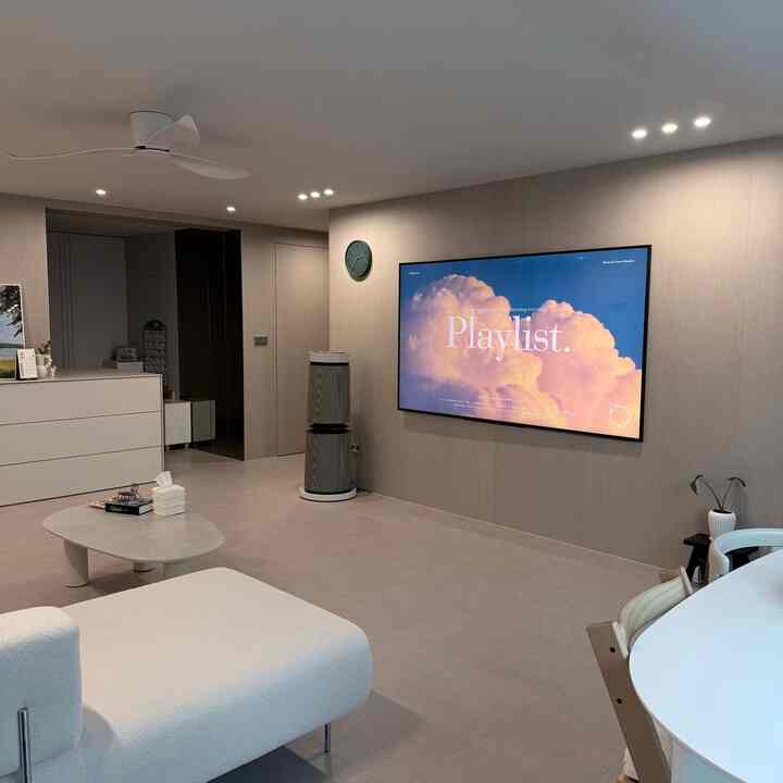 落ち着いたリビングルームに滞在する時間☁️

無駄なく整えられた空間に  
柔らかな照明と暖かいカラー感が加わるから  
家の中の雰囲気がさらに快適になりました。

大きな画面の中の穏やかな映像をひとつだけ入れても  
リビングルームが小さな休憩スペースのように感じられる最近です✨

子どもと一緒にいる家なのでもっと複雑になることがありますが、  
できるだけ空にしてきれいに保ちようと努力しています。  
そうしてこそ、もっと長く滞在したい空間になるようです。

一日の終わり、自然に集まるようになる  
私の家のお気に入りのスペースです。

＃リビングインテリア＃ミニマルインテリア＃家の装飾＃今日の家＃ホームスタイリング＃ホワイトインテリア＃モダンインテリア