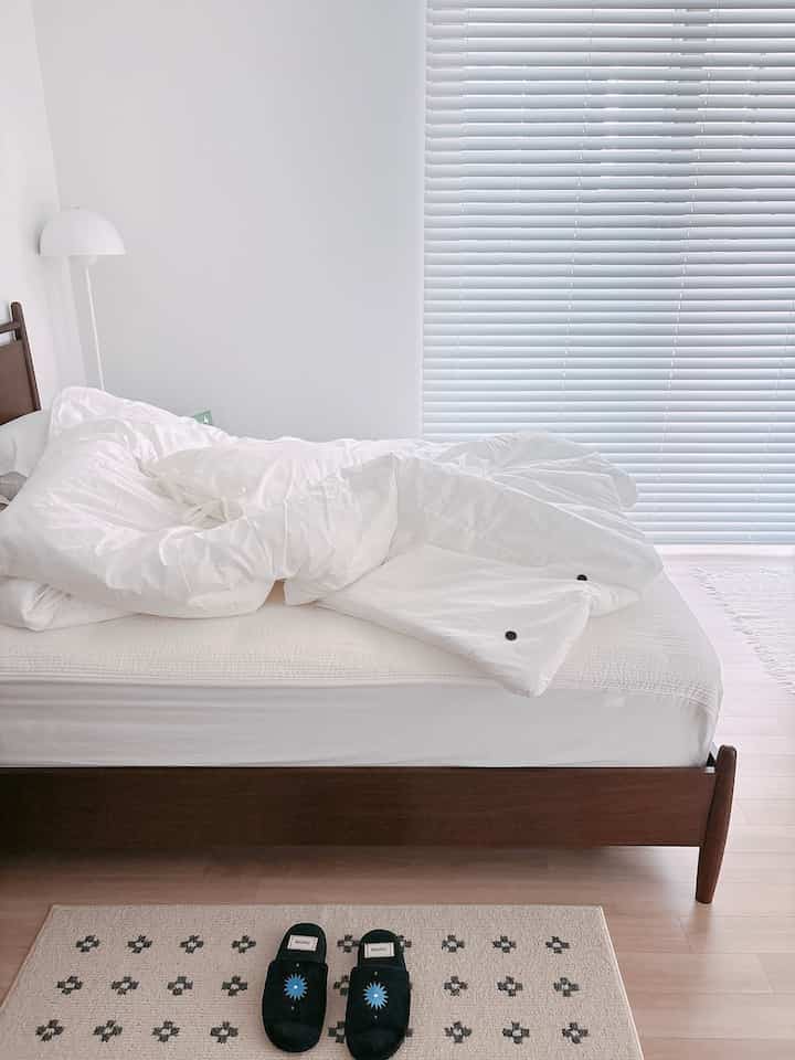 #春ワーム 

春のベディングをホワイトトーンに変えました！ 
明るい色感のおかげで空間が一層軽く見えながらも、ほのかに暖かい雰囲気が感じられて気に入っています。高密度の正面なので肌触りが柔らかく、軽く体を包み込む感じなので、最近よりふんわりと感じられるベディングです。四季折々の羽毛布団なので、今のような切節期にも気軽に使用していいですよ。 
シンプルなホワイトトーンにブラックボタンのディテールが加わり、ミットしないようにポイントをつかんでくれ、リボン枕カバーと一緒にマッチするので空間がさらに柔らかく整えられた感じに仕上がりました。 
国内生産品なので締め切りもすっきりしてより満足でした:)

＃寝室＃ラチューリップ＃ボタンポイントチャックキルト＃チャイルドキルト＃ウィンプラス＃ウィンプラスブラインド＃イケア＃ポルトガルグ＃ラグ＃照明＃ホームビー＃スタンド照明＃照明おすすめ#ホワイトインテリア