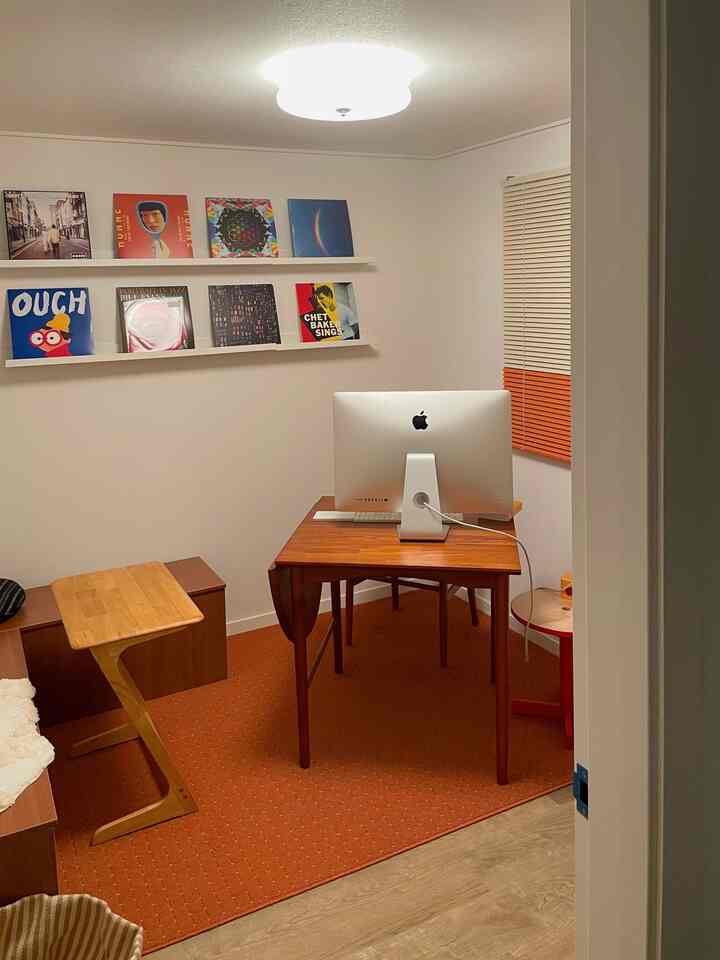 #알파룸인테리어 #콘수프기록집 #ftc23기 
キッチンの横にある非常に小さなアルファルーム  #책상 #러그 #벤치수납장 #미드센츄리모던 #lp수납장 #lp선반 #블라인드 #알파룸