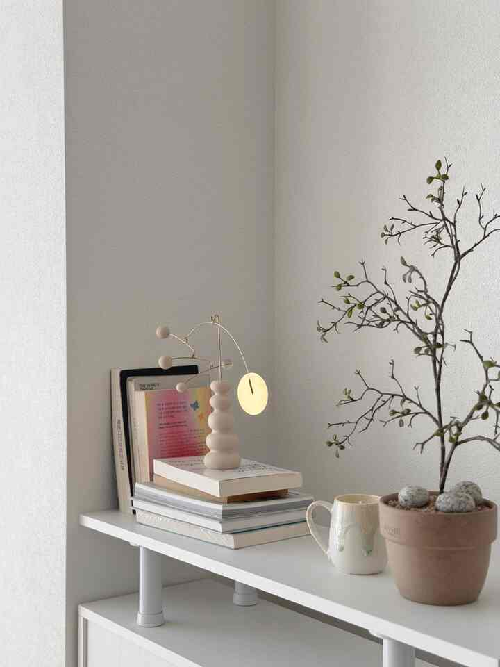 ＃かわいいテム最高です＃コンスープ記録集

とても好きなきれいなテムが来ました🤍
オブジェブリックブラウンのペタルモビルとゴヨ森陶器キャンドルですが、
ヨギキャンドルきれいなのはもともと知っていましたが、モビルも大ヒットとてもきれいですよ🥹
コンソールの上に元々やっていた配置に加えて、トゥクを置くだけだったが雰囲気があまりにも良くないですか？ ㅎㅎㅎ
サランサラン吹く春の風にほのかに揺れるモービルを見ているので気分が良くなります:) 


#オブジェブリックブラウン 