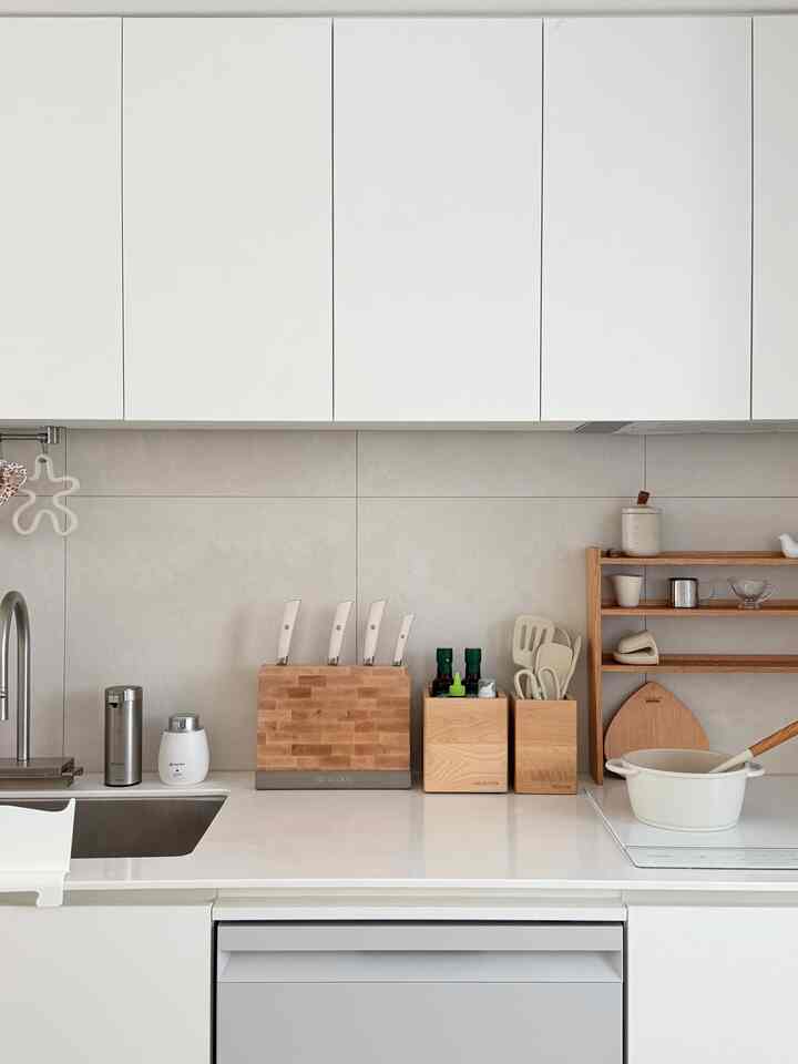 ＃賢明な消費＃コンスープ記録集  

買ったばかりだが、どんどん傷つくファン、鍋の底 
考えてみると調理ツールが原因だったんです！ 
衛生にはステンだと思ってステン調理具中心に使ったのに、 
どんなに気をつけて使っても傷がつくのは仕方なかったと思います。
だからコーティングパンにも気をつけて使えるシリコン調理器具に変えてみました。

ベージュシリコーン+ウッドハンドルの組み合わせが当店のキッチンインテリアトーンにぴったり 
マルチライブラリに差し込むと、よく使うものを載せておくのもいいと思います:) 
鍋の底、フライパンの底を薄く掻きながら料理しても傷が気になりません。 
私は涼しく床を傷つけることができてとても快適です。 


＃トゥルクック＃調理ツールセット＃調理ツール＃キッチンインテリア＃キッチンスタイリング＃キッチンリモデリング＃キッチン＃ホワイトキッチン＃ウッドキッチン＃ホワイトウッドインテリア＃カルセット＃トマセット＃シリコン調理ツール＃インダクション＃インダクションシェルフ＃感性キッチン＃肉 

