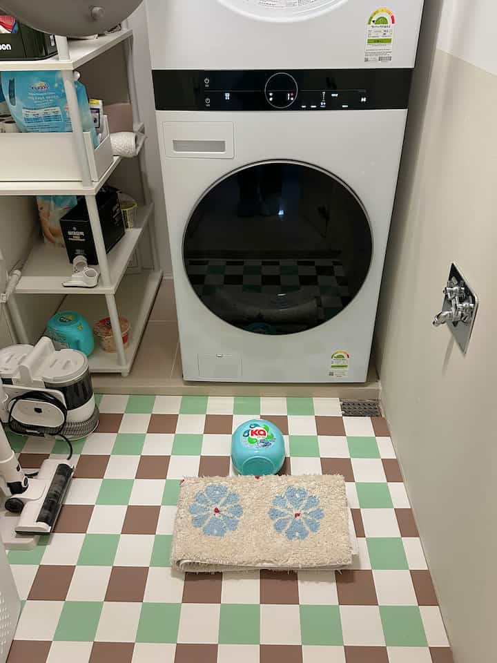 #알파룸인테리어
私の家のアルファルームはランドリールームです！
塗装、デクタイルをセルフにして入るたびにふっくらとした空間ですよ 💚 今日大掃除する金にラグも洗濯するのにカポカプセルの香りがとても良いですね  #데크 #세탁실 #세탁실인테리어 #러그세탁 #워시타워 #셀프인테리어 #셀프도장 #셀프홈스타일링 