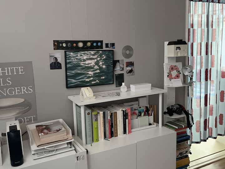 ＃賢明な消費ディスプレー場は夫の重要書籍を保管するために購入しましたが、特に上部にディスプレイシェルフは取り外しも可能で、1階段だけで単独使用も可能でした。 

とても小さな書斎ですが、昔からあちこち飾ってみる楽しみがあります。 

小さい部屋ほど明るいホワイトトーンにブラックポイントだけを与えていますが、どこか退屈なミュートトンなので、隠しカーテンや本、ポスターで色味を与えています。

＃コンスープ記録集＃小さな部屋の飾り＃カバーカーテン＃ドアカーテン＃トノブ＃カンカンプリンセス＃1インソファ 