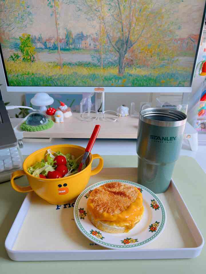 最愛のイングリッシュマフィンを食べて、締めくくる日常🤤

久しぶりに食べたらもっとおいしいハンマックイングリッシュマフィンとサラダ🥗
昼寝は絶～大！安子はスタイルですが、最近は疲れて眠くて大変ですよ🥹

＃コンスープ記録集＃今日の私たちの家 
#イングリッシュマフィン#ブランチ