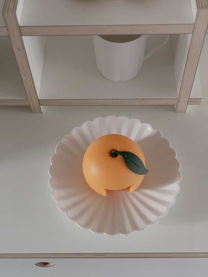 🍊みかんに来てください〜

すぐに視線を奪うのは本当に可愛すぎるドアストッパーです。
子供がいる家には必ず必要なストッパーなのに、
可愛いフルーツの形ならばとても切れる製品ですよ🍊

国内生産のシリコン素材で水洗も可能です。
エフリコットは夜に夜光素材でほのかに輝く夜光機能まで。
部屋、ランドリールーム、ワードローブなどを活用して
インテリア小物としても良いアイテムドアストッパー🍊

#イルオオオ #ドアストッパー #doorstopper #感性インテリア
＃今日の私たちの家＃赤ちゃんが住んでいる家＃赤ちゃんを飾る