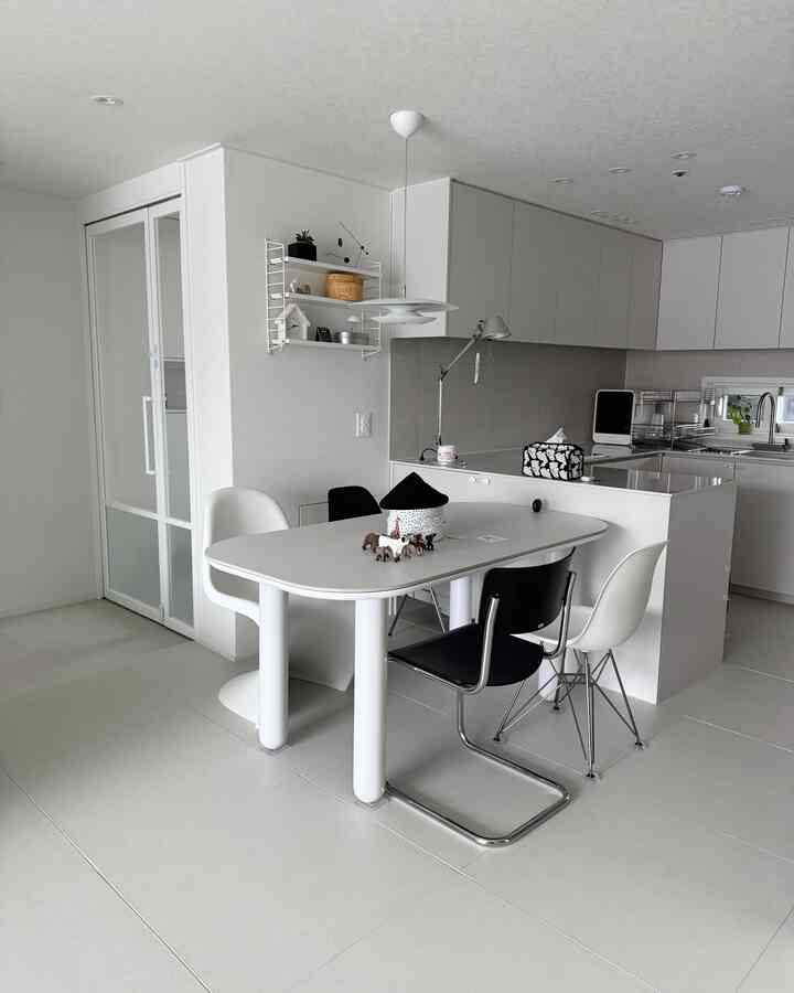 家がきれいになるには…かわいいバスケットがたくさんあるはずです🤍

私は学生の時から今までアートボックス、文具店のようなかわいいものを売る場所見えたら、ただあまりにも過度な人ですが、ヨガは本当にかわいいです！

かわいいファブリックバスケットに赤ちゃんのおもちゃを入れてくれたら…これはただのインテリア小物じゃないですか🖤 韓日布根、人形、シュライヒ、パバンが何を入れてもモングルに合う感じで私はシュライヒのおもちゃ ここに全て入れました

かわいいおもちゃバスケットを探していたら本当にオススメです！

＃今日の私たちの家＃コンスープレコードハウス＃リビングルームインテリア＃インテリア＃リモデリング＃ブラックインテリア＃ホワイトインテリア＃モダンインテリア＃ストリングシェルフ＃施工マット＃赤ちゃんスペース＃ホワイトテーブル＃照明インテリア＃おもちゃバスケット＃家具小物