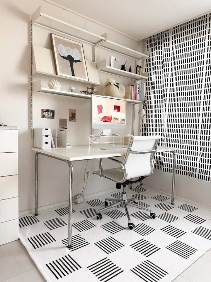 ＃デスクテリア 

作業室を飾りながら
一番最初に選んだレアローは
防寒を完璧な作業室にする
作ってください🤍

レアローの上
お好みで集めた
オブジェたちがゾロロック✨

きれいなテムと一緒に
働くときも気分がいいです☺️

#ラグ #ラグカーペット #ラグインテリア #ラグおすすめ
 ラグスタイリング 