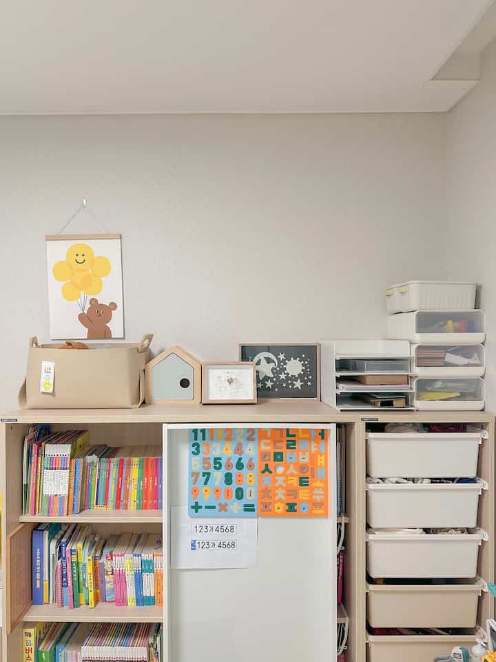 現実の赤ちゃん収納場整理整頓🧸👶🏻

これこそ現実収納整理ではないでしょうか？
28ヶ月の息子が育ったので、
出来るだけ整理したのにそれでも何が多いですね、、

狭い家を収納するために毎日整理する
お母さんです。
私もかわいいアイテムを置きたいのですが、それはうまくいきません😅
非常に精神的な赤ちゃんの部屋の一部です
今引き出し場に来たら服を移動し、引き出しには
おもちゃでもう一度満たしてください。

＃素敵なテム最高屋＃コンスープ記録集#アイブックブックおすすめ #21平インテリア #21平アパート 