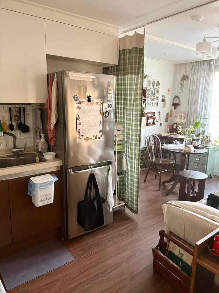 狭い家2部屋の冷蔵庫の使い方

1家具の冷蔵庫サイズが小さいです、隣にスペースが少し残って炊飯器、エアフライヤー、電気ポットなどいろいろな種類の雑動サニーを置く棚を一つ置きました！

そして棚の上には、空間分離用の隠しカーテンを1つつけて隠したいときは、3枚目の写真のようにカーテンを張っていますよ☺️
あっという間に精神のない側面を隠してくれてすっきり見えますよ👍

＃冷蔵故障よく書く＃冷蔵故障＃キッチンインテリア＃キッチン家電＃キッチン家電製品＃キッチン収納＃キッチンシェルフ＃電子レンジ＃隠し幕カーテン＃パーティション 