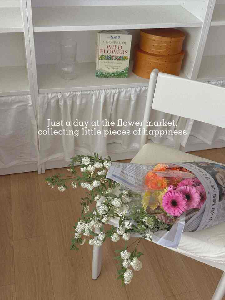 花市場に行った日は気分がいいです。


積み上げたお皿を見ても気分が良くて
散らかった部屋を見ても気分が良くて
取り除かなければならない子供部屋を見ても気分がいいです。

花がくれる気持ちいいエネルギー… 🌷


ママに似てビンテージ人形好きなリア！ 
運良くリアが欲しかったヴィンテージ人形ゲット！ 🩵

そして長い私の欲しいものリスト.. 

ミシン授業を始めました！ 
これまで独学で一人で学んで小物や人形のようなものを作ってはいたのですが…もうじっくりちゃんと学んでみようと思います！ 

春で始まる新しい日常！ 🪡🧵


＃コンスープ記録集 