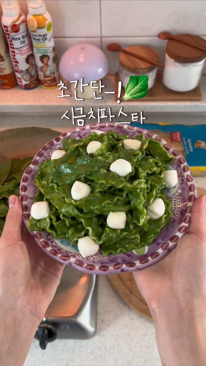 📢超簡単-！ほうれん草パスタ👩🏻‍🍳💚
今日は旬のほうれん草で簡単にパスタ作りました🙋🏻‍♀️
最近ほうれん草を甘くておいしかったです🥹
材料をすべて入れてミキサーに交換すればソース完成✨
ナッツはほうれん草の苦い味をつかんでくれるので、ぜひ入れてください🫶🏻

*材料
ほうれん草を食べたいだけに、生クリーム、ナッツ、塩、コショウ、チキンストック、チェダーチーズ

1. フライパンにオイルを入れてほうれん草を炒めてください
2.ほうれん草の息が死んだら、ミキサーに入れて生クリーム（ほうれん草がロックするほど）、ナッツ一握り、塩を入れて挽いてください
3. よく分かれたソースをファンに入れてボグルボグル煮ながらコショウ、チキンストック、チェダーチーズを入れて行ってください
4.熟したパスタ綿を入れて混ぜてあげれば完成✨

＃コンスープ記録集#ほうれん草パスタ