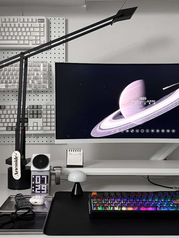 モノクロのレイヤー、デスクテリアの頂点

こんにちは、
空いた空間の中で味の密度を高めること。 
ホワイト打孔板とメカニカルキーボード、 
そして＃アルテミデティジオが作る 
直線の調和はいつも正しいです。

複雑な修飾語ではなく、整えられた線と面で話す空間。製剤ホームが志向する＃無彩色インテリアの本質を込めました。 
あなたのデスクはどんな気温を持っていますか？
今日の＃コンスープ記録があなたにインスパイアされていることを願っています。

＃家が贈り物をお勧めします＃コンスープフィルム 