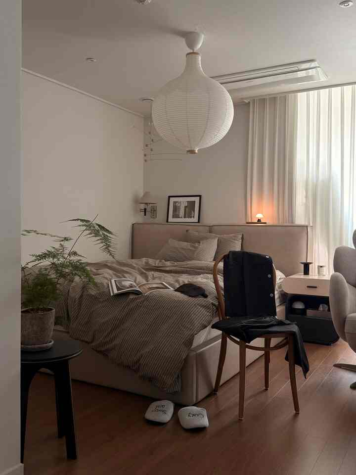 #春ワーム

365日ワームに近い寝室！ 
春だから植物も一つ置いて、 
ドレスルームにあったトーンチェアも取り出して、ベッドの横に安着！ 
暖かい春のワームベッドルーム完成🤍🤎

＃寝室のインテリア＃春の寝具＃ジビエイチ＃GBH＃ベッドのお勧め 