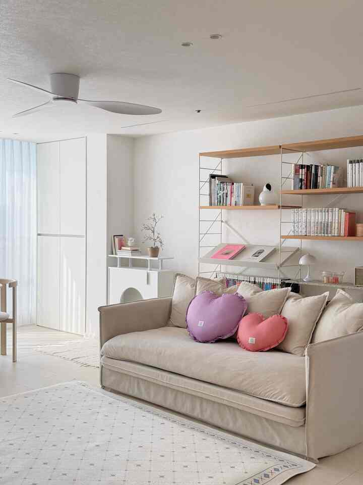 #春のワームインテリア

春を迎え、さわやかな色が加わった私たちの家のリビングルームです。 
ラグとクッション、マガジンでカラー感を与えたところ 
全体的なアイボリームードは維持しながら可愛く気分転換される気分が聞こえます:) 

大きく費用をかけたり荷物を増やさずに春のワームのインテリアを感じるには
ファブリックや小さなオブジェを活用してみるといいと思います🌸


＃ピンクのインテリア 