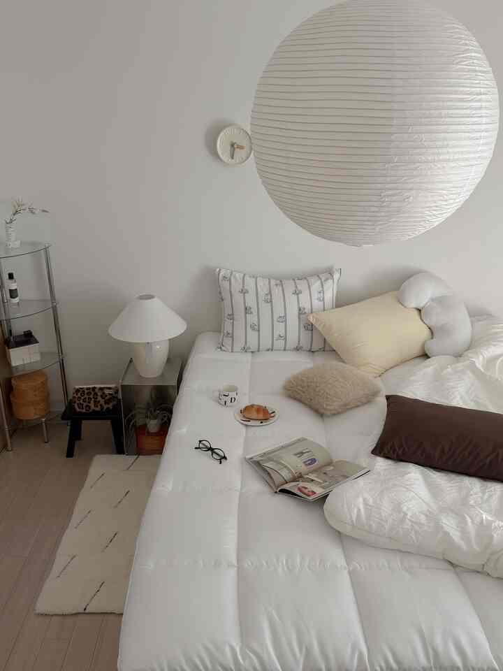 出産D-2、すぐに3週間家を空にする予定で寝具の交換をしてみた。
トッパーを別に上げる必要なくドトムハン正方形クォルティングのマットレスカバーで
寝室の雰囲気がさらに暖かくなりました✨
⠀
さて、ささやきで、どのように横になっても腰が痛いです。
高重量トッパーソームのふわふわのクッション感で
体をよく支えてくれるので雲のようなふわふわに
以前より一層快適な感じですよ🫧
⠀
パッドとカバー、トッパーを一つに入れて
管理の面倒を減らす
滑らかなベッドのシルエットを維持してくれて
もう別にトッパーやパッドを使わなくても良いのです！
⠀
洗濯も可能で管理も楽です。
超高密度生地だからアレッジフリー
家塵、ダニカット99％！
赤ちゃんと子犬が住んでいる私の家にぴったりです。

アンジュも優しい感じがいいか
またベッドの上に上がって寝ます。
固定力もちゃんちゃん寝て起きてもそのまま維持されるから
朝は別に整理しなくてもいいのでとても楽です。
⠀
軽く春に寝室を変えたいなら
カバーひとつで雰囲気を変えてみてください✨
⠀

＃普通の＃マットレスカバー＃寝室のインテリア＃ホームスタイリング 
＃マッスルマットレスカバー＃ホテル寝具＃マットレスカバーおすすめ＃ホームスタイリング＃新婚寝具＃おもちゃインテリア

⠀
⠀