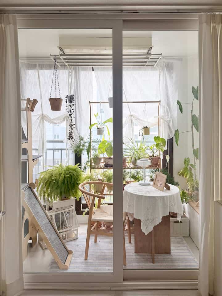 #春ワーム 
木製家具と素朴な植物で
春の雰囲気いっぱいの植物ゾーン🌿

最近私たちのニャンニの最愛の空間です。🐈

ベランダのドアだけを開くと
椅子から占めるロイのせいで
キャットタワーを聞いたところ
ついに私の席がありました。

＃ベランダ＃ベランダインテリア＃カーテン＃テーブル＃椅子＃キャットタワー＃ホームカフェゾン＃ベランダ活用＃植物ゾーン＃プランテリア＃植物インテリア＃植物棚＃ラグ＃コージーインテリア 
