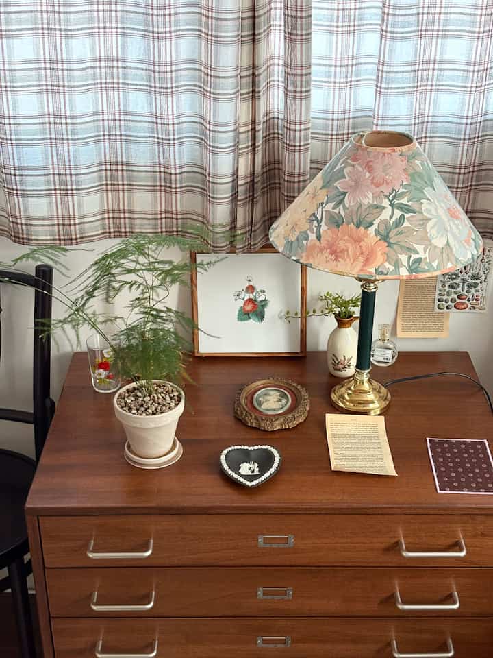 春の感じ私は寝室🌿

芝生ラグと花柄ヴィンテージ照明、ガーベラ調和で当館で一番春春の空間ですよ🌼

＃春のワームのインテリア