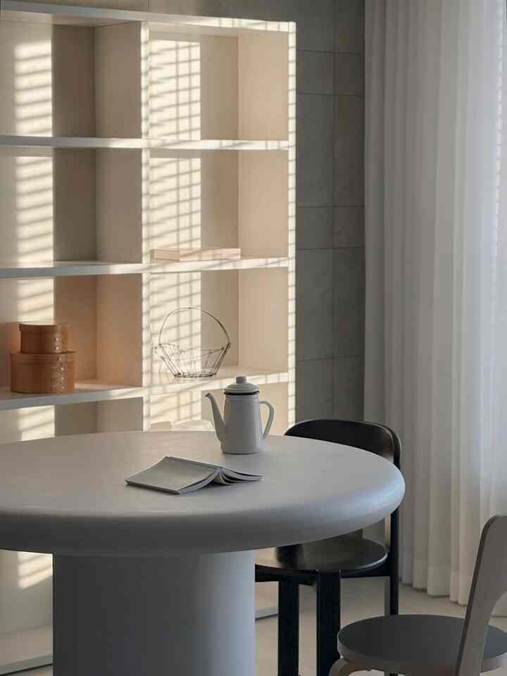 暖かく家に染み込んだ夕日の日差し 
撮れませんでした( ᴗΈ ̫ ᴗΗ) ♡ᐝ
特別な春小物がなくても光で感じる
我が家の春✨

＃春のワームインテリア＃コンスープ記録屋＃リビングルーム
#リビングインテリア #ブラック＆ホワイトインテリア
#円形食卓 #収納場 #収納場インテリア
＃ミニマルインテリア＃リビング飾り
