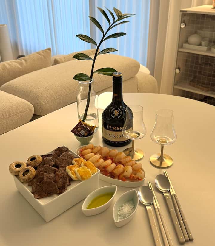 フレンチブランデーとの夕食
巨昌有機グラユコニャックと一緒にいました🫶
牛肉+バケツ+チーズ+ブラックタイガーエビ
マルドン塩とトリュフオイルにコックをつけて食べると
ブランデーの香りと合いながら… .❤️
私はこんなに牛きのこを組み合わせて
一口で食べるのが好きです。
ウールはどんな組み合わせが好きですか？

＃コンスープ記録集＃今日の私たちの家＃ワイングラス＃ウイスキーカップ
＃かわいいカップ＃かわいいガラスカップ＃週末の日常＃カトリー
#カトラリーおすすめ #スーザーセット #ムーンルームボウル 
＃イケアガラス瓶＃イケアおすすめテム＃ディナーメニュー＃リビングインテリア 
