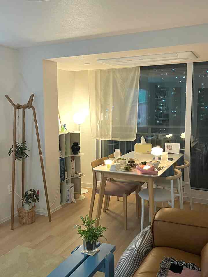 ＃コンスープ記録集＃今日の私たちの家＃リビングダイニング 
今日の夕方は春のハーブです。
いつも悩んでいた構造を変えると広く感じられるリビングルーム
私の家はムードが好きです💕

＃構造変更＃構造変更＃家具配置変更＃家具配置＃狭い家の飾り#アパトリモデリング 