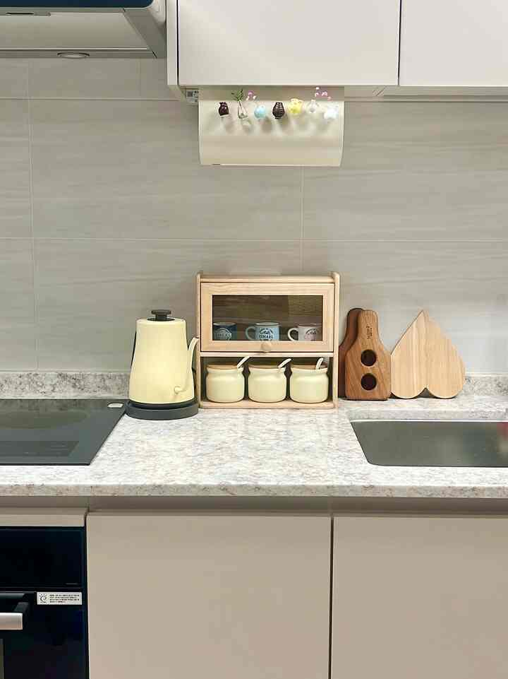 #애착살림템 #살림의달인

大公開型の私たちの家のキッチンは、できるだけ生き残ることなく収納するのが私の目標です。
時々見ればとてもすごいです。.😱
最近アカシアのナチュラルキッチンウッドシェルフを一つ購入してみました🤎
私はセラミック調味料セットで購入しました〜
よく使う塩などの味付けもきれいに保管できます。  #주방수납 #주방꾸미기 