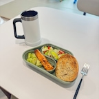 #오홈스토랑 좋아하는 그릇으로 나에게 선물하는 특별한 브런치 🍽️☕

아기를 어린이집에 데려다주고 오랜만에 
오늘은 얼마 전 장만한 Plate.05 식기를 첫 개시하는 날이라 설렘이 가득했답니다! 🏠💖

수납장에서 꺼낼 때 느껴지는 매끄럽고 가벼운 감촉! 은은하고 세련된 그린 컬러가 식탁 위에 올라가니, 마치 세련된 브런치 카페에 온 것 같은 기분 좋은 예감이 들더라고요.

오늘의 메뉴는 영양 만점 연어 구이와 상큼한 샐러드예요. 두툼한 연어를 노릇하게 굽고, 옆 칸에는 신선한 채소와 레몬을 곁들인 샐러드를 담아냈어요. 모듈형 구성 덕분에 메인 요리와 사이드를 깔끔하게 나누어 담을 수 있어 비주얼이 훨씬 살아나네요. 🥗🐟

다른 한 칸에는 노릇하게 구운 베이글을 담고, 옆에 커피를 가득 채운 텀블러까지 두니 완벽한 나만의 브런치 세트 완성!

무엇보다 전자레인지와 식기세척기 사용이 가능하다는 점이 정말 마음에 들어요. 식사 후 뒷정리 걱정 없이 여유를 즐길 수 있으니까요. 가벼우면서도 탄탄해서 매일 손이 갈 것 같은 살림템이에요. 🥰

확실히 마음에 쏙 드는 식기에 차려내니, 평범한 한 끼도 근사한 요리가 되는 마법! 준비하는 시간도, 먹는 시간도 훨씬 즐거워지네요. 역시 예쁜 식기는 식탁 위 최고의 행복 조미료인가 봐요.

다음에 다른 컬러들도 세트로 장만하고 싶네요 ㅎ

#오늘의집 #오홈스토랑 #홈스토랑 #Plate05 #모듈식기 #브런치세트 #홈쿡 #온더테이블 #플레이팅 #연어구이 #샐러드 #내돈내산 #득템기록 #살림템 #주방인테리어 #홈카페 #소확행 #오늘의우리집 #집밥기록 #나를위한선물 #예쁜템최고야 