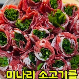 #콘수프필름 미나리소고기볶음밥 🌿 전자렌지요리후 남은 미나리 이렇게 드셔보세요
미나리 꽃다발 만들고 남은
꽁다리 + 아랫줄기 송송 썰어서
소고기랑 볶았는데
생각보다 훨씬 맛있어서 깜짝 놀랐어요.요즘 핫한 레시피 이유가 있네요👍
🥄아이도 잘 먹어서
한 번 해보시면 계속 찾게 되는 메뉴 맞네요. 
⸻
🏷️제가 사용한 재료는
• 코스트코 척아이롤 샤브샤브 불고 기용 39900원 (롤만들고 부서진 남은고기 사용,우삼겹 샤브도 부드러워서 추천)
🏷️홈플러스 청도 미나리 국산 (봉)2990원 -아랫줄기,잎사용
_________________________
🥄 미나리 소고기 양념장 (미리 만들어두면 편해요)
(밥2공기 기준)
간장 3T
다진대파 2T
다진마늘 2T
물 2T
참치액 2T
고춧가루 2T
통깨 2T
참기름 2T
————————-
👉 한씨홈쿡 간단한 한끼는
@hansyhome
리빙 집꾸미기는 
@aboha.hansyhome
#미나리소고기볶음밥 #주말뭐먹지 #미나리볶음밥 #원팬볶음밥 #미나리요리 #락앤락 #바로한끼