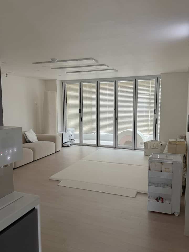 ＃コンスープ記録集＃今日の私たちの家

日差しの入ったリビングルーム
マットひとつでゆったりとした遊び場を作り、
ルナストーリー本棚でおもちゃと本は目の高さに合わせてまとめました。

トロリーにはおむつ、服、常備薬まで一度に収納して
子育て銅線もはるかに簡単に◡̎

空のスペースのおかげで
赤ちゃんはもっと自由に、お母さんはより快適に滞在するリビングルームです☁️

＃赤ちゃんの家のリビングルーム 