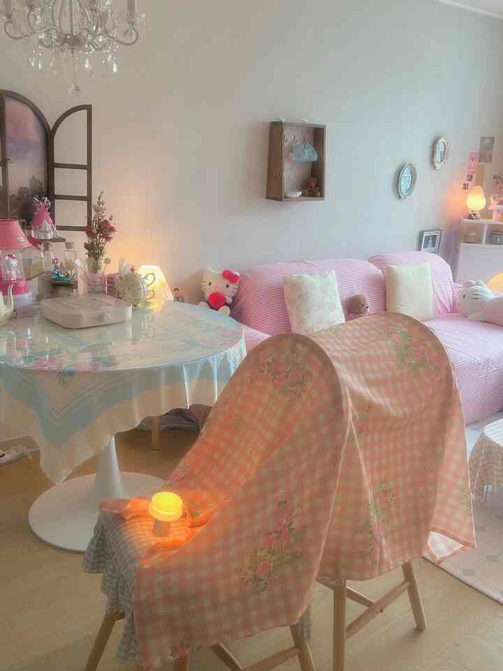 ＃コンスープ記録集＃今日の私たちの家1
突然テーブルクロスを変えたビハインドストーリー🫧

テーブルでピザを食べて🍕流す風にこんな姿になったリビングですよ😆 
テーブルクロスが気に入ってもう少し長くしてみようと思ったのですが、流れる風に吸い、新しいテーブルクロスに変えることになりました😂 

ところで、既存のテーブルクロスと新しく交換したテーブルクロスが同じブランド製品なので、そういうように乾かす過程でも似合うように見えます。

お兄さん、今日もお昼においしく召し上がり、良い一日をお過ごしください。 

＃フィット＃フィット＃ディズニー＃フレンチ＃エンティックインテリア＃フレンチインテリア＃オペルトーム＃ファブリック＃ソファ＃ソファーカバー＃モジュールソファ＃リビングインテリア＃椅子＃テーブルクロス＃透明マット＃ダイニングテーブルマット＃照明＃ダンスタンド

