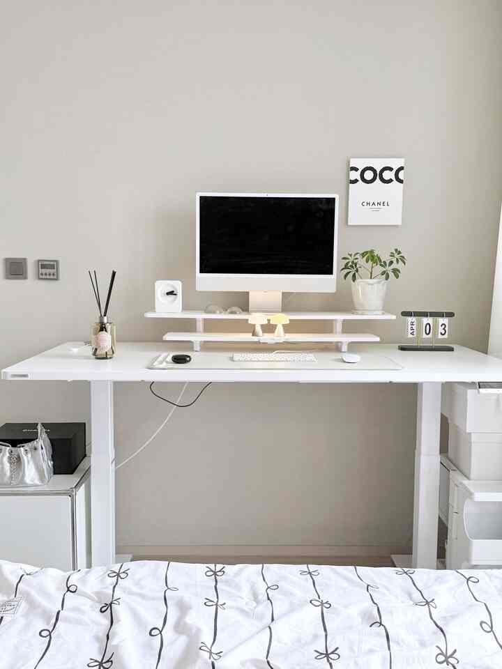 ＃賢明な消費＃コンスープ記録 
今朝窓の外を見る
雨が結構降っていました。

昨日までは桜が残っていました。
今度は雨が過ぎたら、今春の花の眺めは終わります。
とても残念な気がしました。

この日は外に出るより
家の中の雰囲気でも少しふわふわにしてみたくなりました。

最近家のあちこちに移動してよく書いています
レクソンミナSミニランプです

ホームカフェの横の棚に置いた
夕方には机の上に移動してください。
夜はベッドの横に軽くつけておくのに
線なしで使えるので、席を変えるのも本当に楽です。

光が強くなく、ほのかに広がるタイプです。
雨の日のように少し落ち着いた日でも
家の中の雰囲気を柔らかくしてくれる感じです。

キノコのようなドングルデザインです。
オンになっていないときも小さなオブジェクトのように見えます。
子供の飾りや寝室のムードなどにもよく合いますよ。

今家の月も近づいています。
こどもの日のプレゼントや母の日のプレゼントをお悩みの方にも
気軽に準備しやすいアイテムだと思います。

今日のように雨の日に
暖かいコーヒーを一杯下ろす
照明をつけておくだけでも
家の中の雰囲気が少し変わるのを感じるようになりますね

-オードリーネ🤍

＃書斎＃書斎インテリア＃書斎飾り＃机の飾り#ディフューザーおすすめ